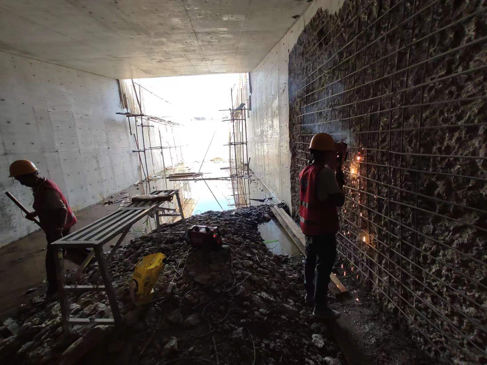 凤城挖断承重墙导致楼体开裂，加固施工方案出炉